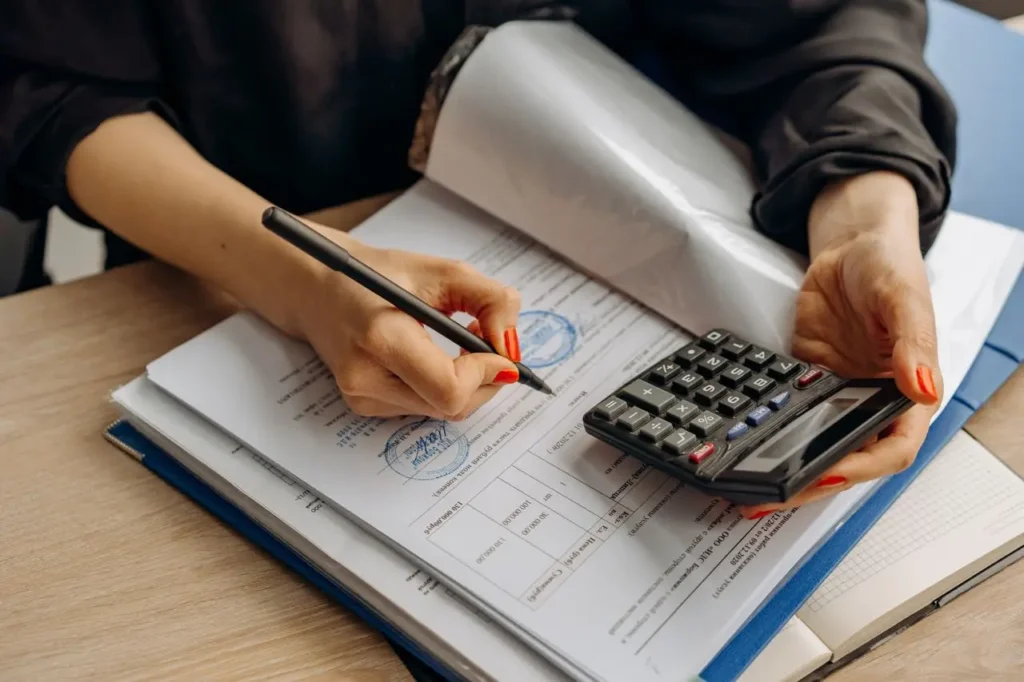 Senior accountant mentoring a junior accounting professional in Australia